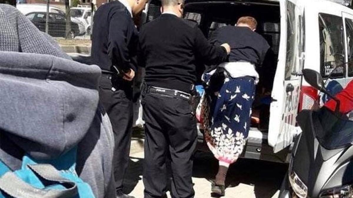 Kadın kıyafetiyle sokağa çıkan şahıs polisi alarma geçirdi