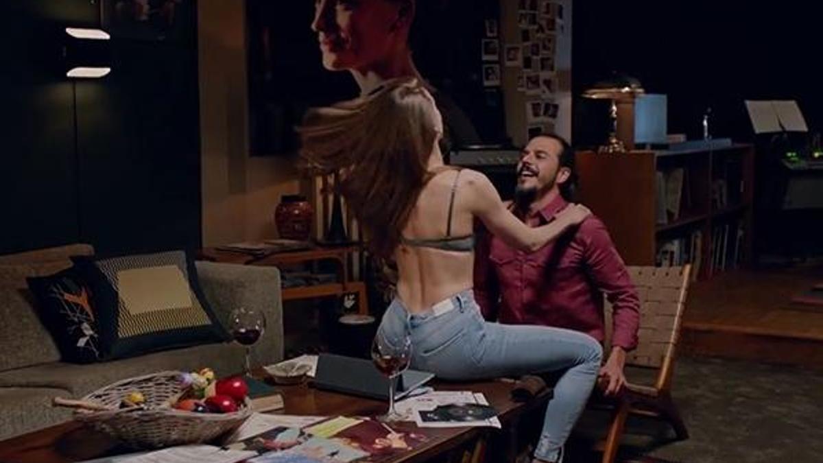 'Fi'nin yeni bölümünde Serenay Sarıkaya yine ateşli sahnelerde yer aldı