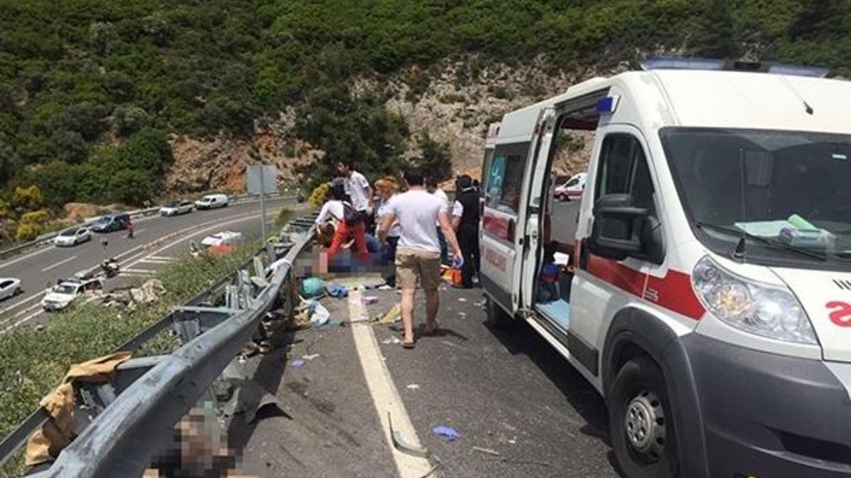 Tur otobüsü devrildi: 24 ölü, 10 yaralı
