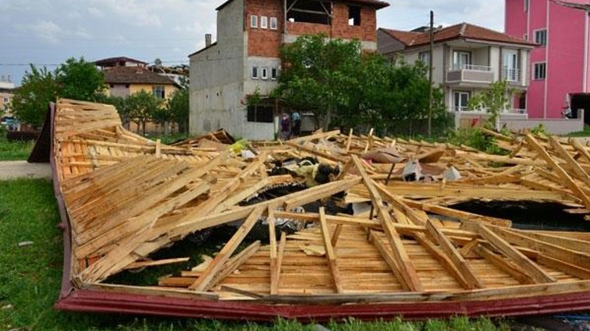 Erbaa'da fırtına çatıları uçurdu