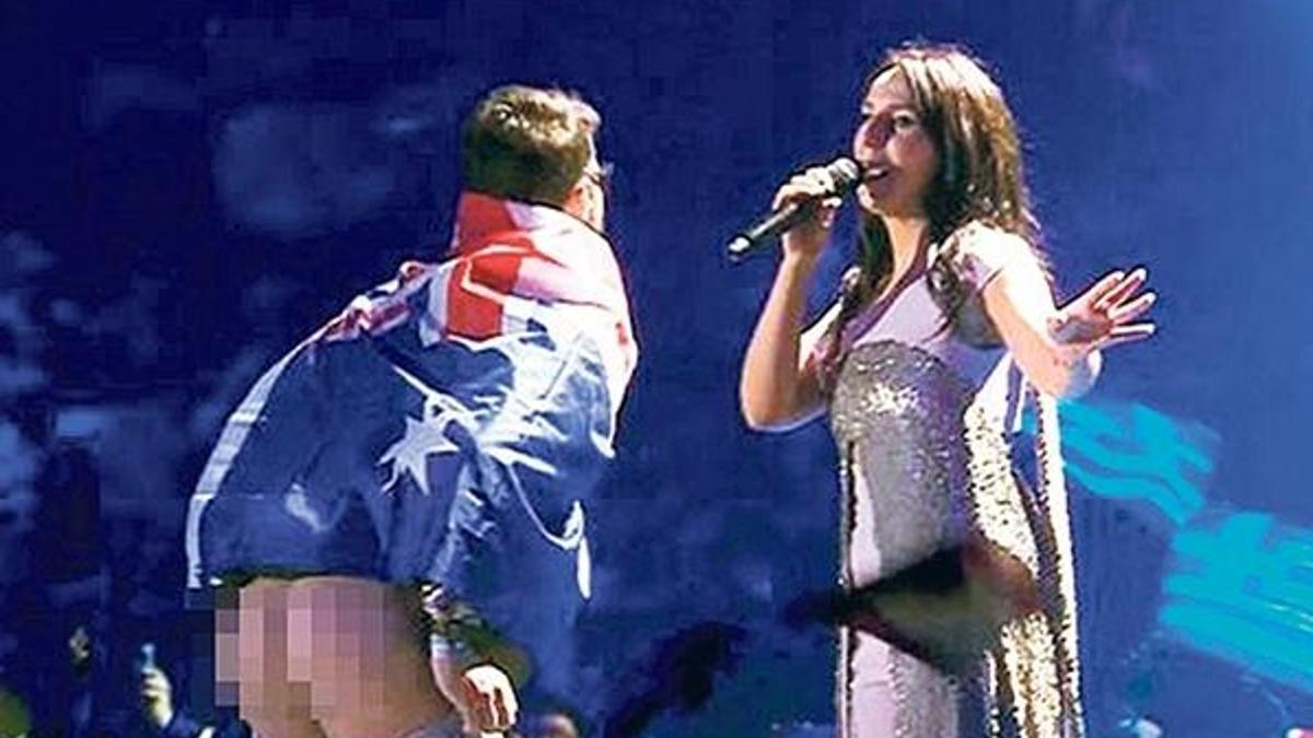 Eurovision’da çıplak adam şoku!