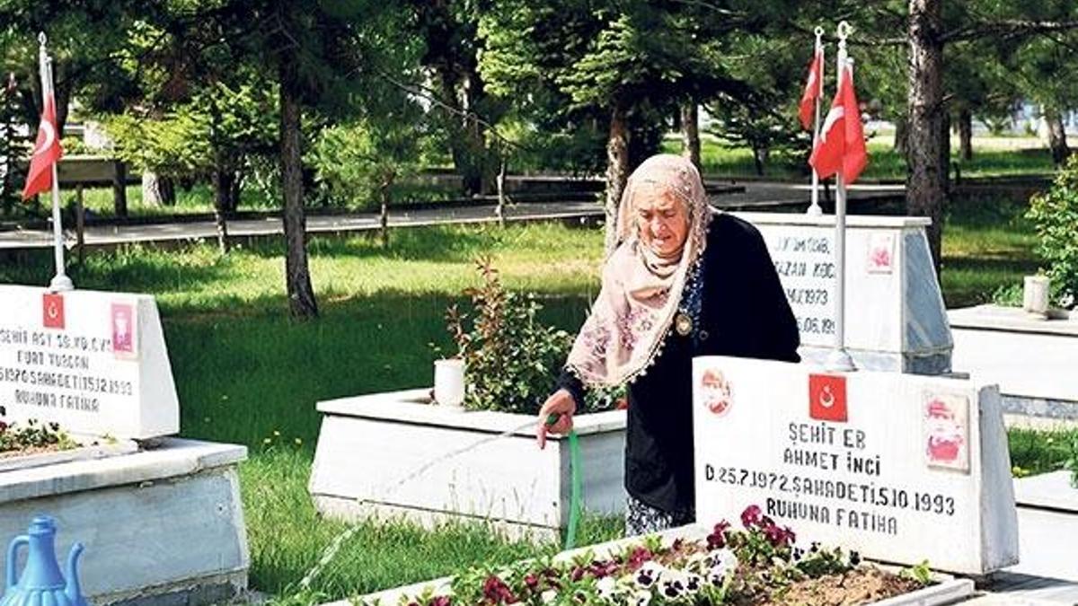 O evlatları büyüten ellerinizden öperiz