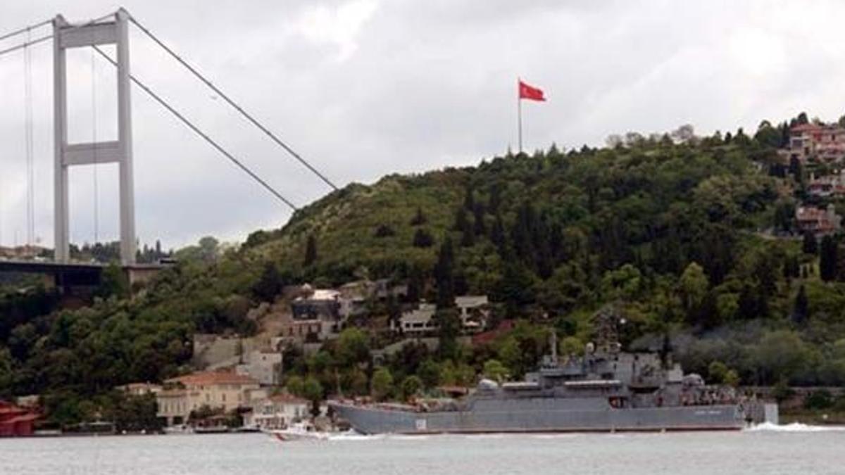 Rus askeri gemisi İstanbul Boğazı'ndan geçti