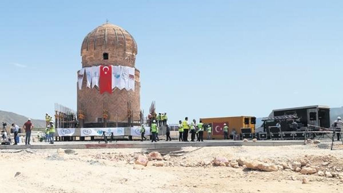 Zeynel Bey Türbesi yeni yerine yerleştirildi
