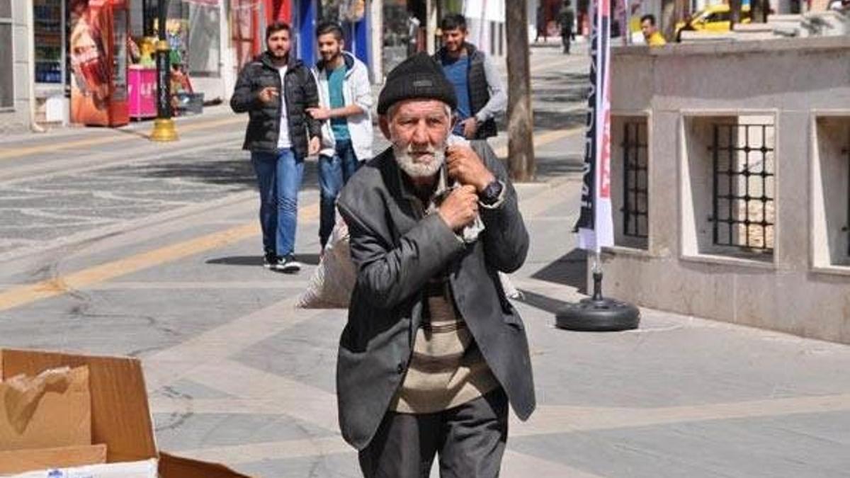2 çocuğunu üniversitede okutuyor