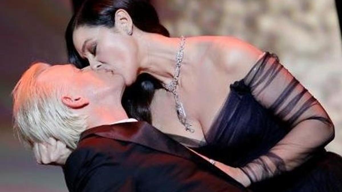 Monica Bellucci herkesin aklını aldı!