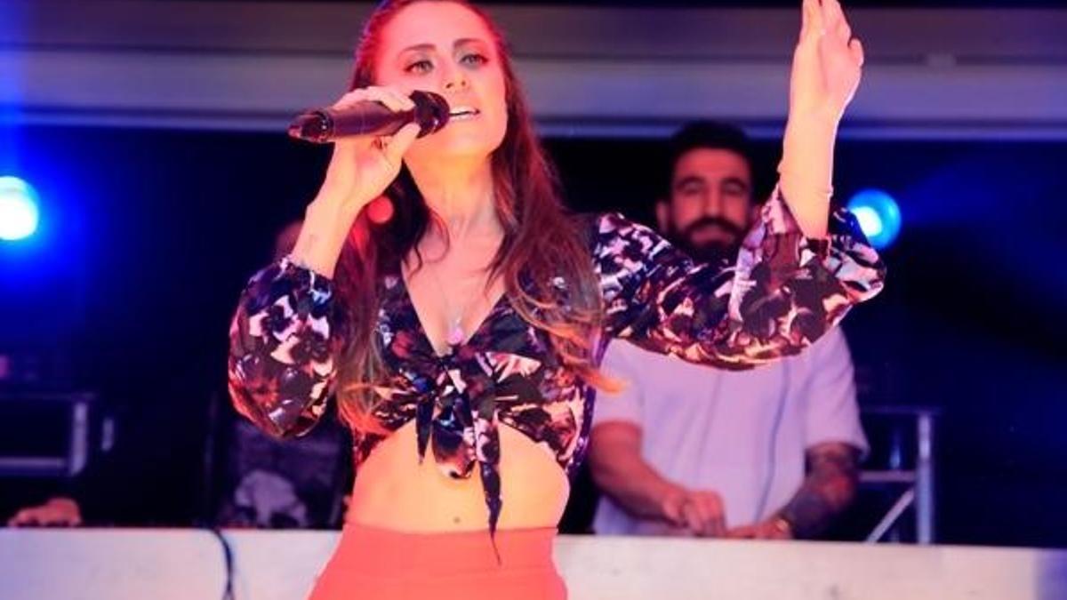 Güzel şarkıcı Derya Uluğ, Bodrum'u salladı