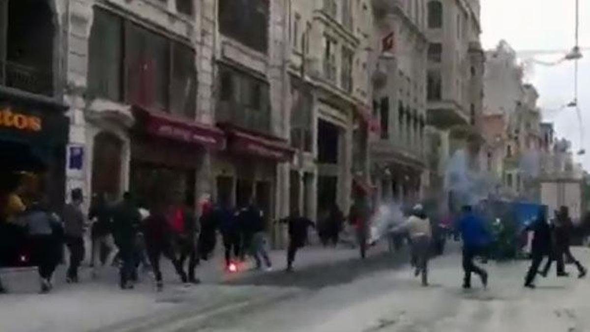 İstiklal Caddesi'nde Türk ve Yunan taraftarlar kavga etti