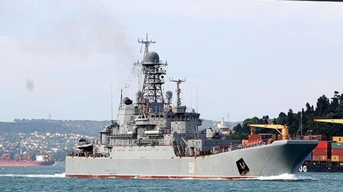 Rus savaş gemisi boğazdan geçti