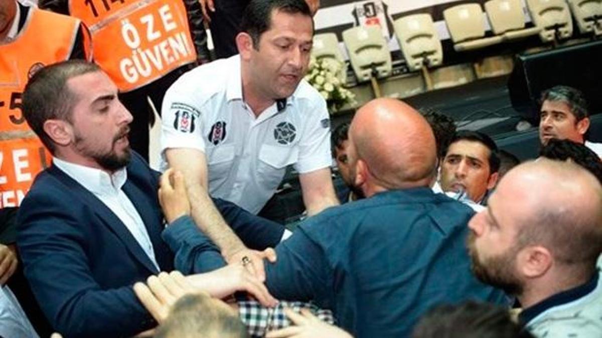 Beşiktaş genel kurulunda yumruklar konuştu!