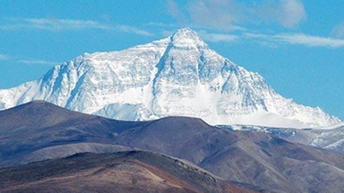 Everest Dağı'nın zirvesi çöktü!