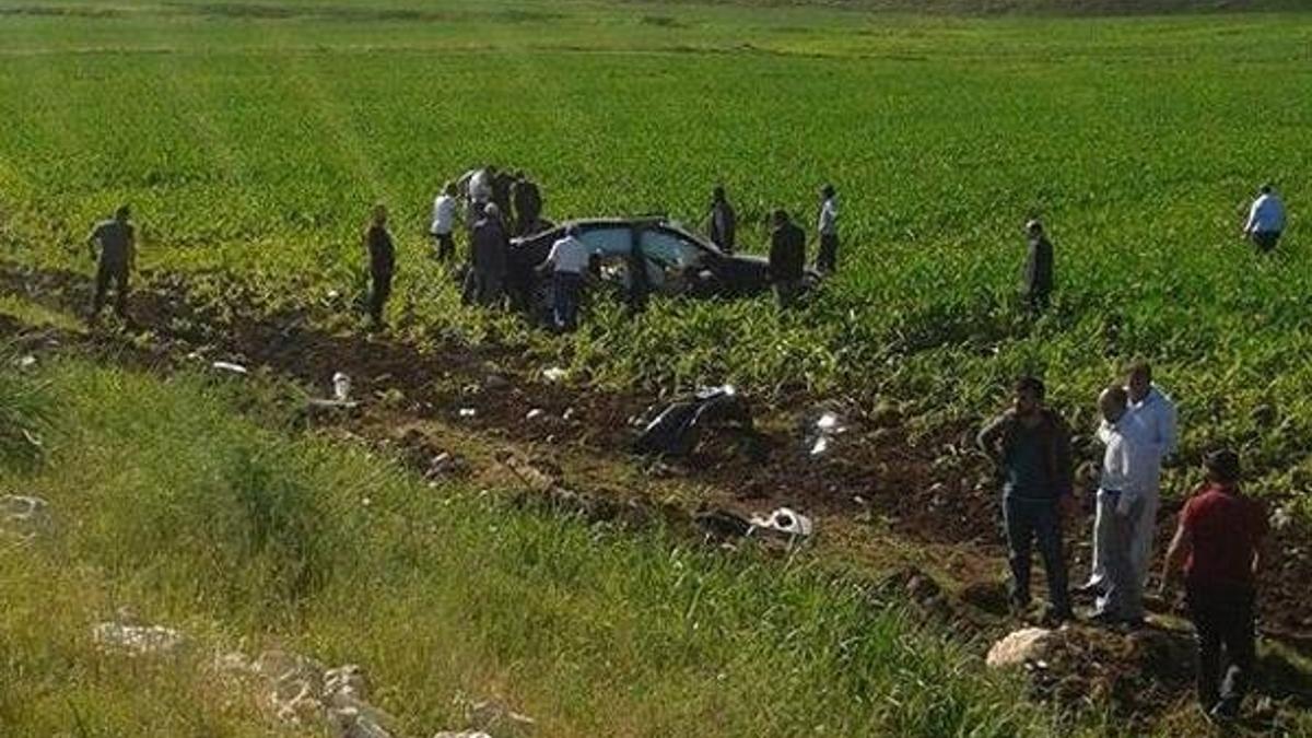 Otomobil tarlaya uçtu: 4 ölü