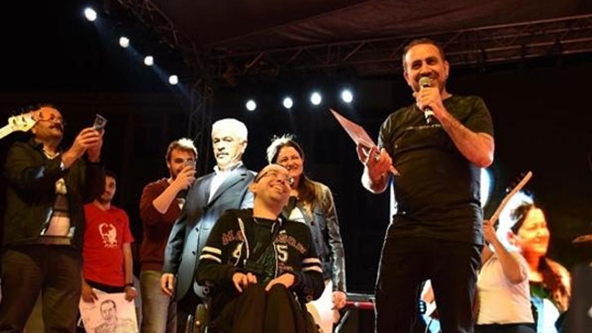 Haluk Levent'e İzmir'de yoğun ilgi!