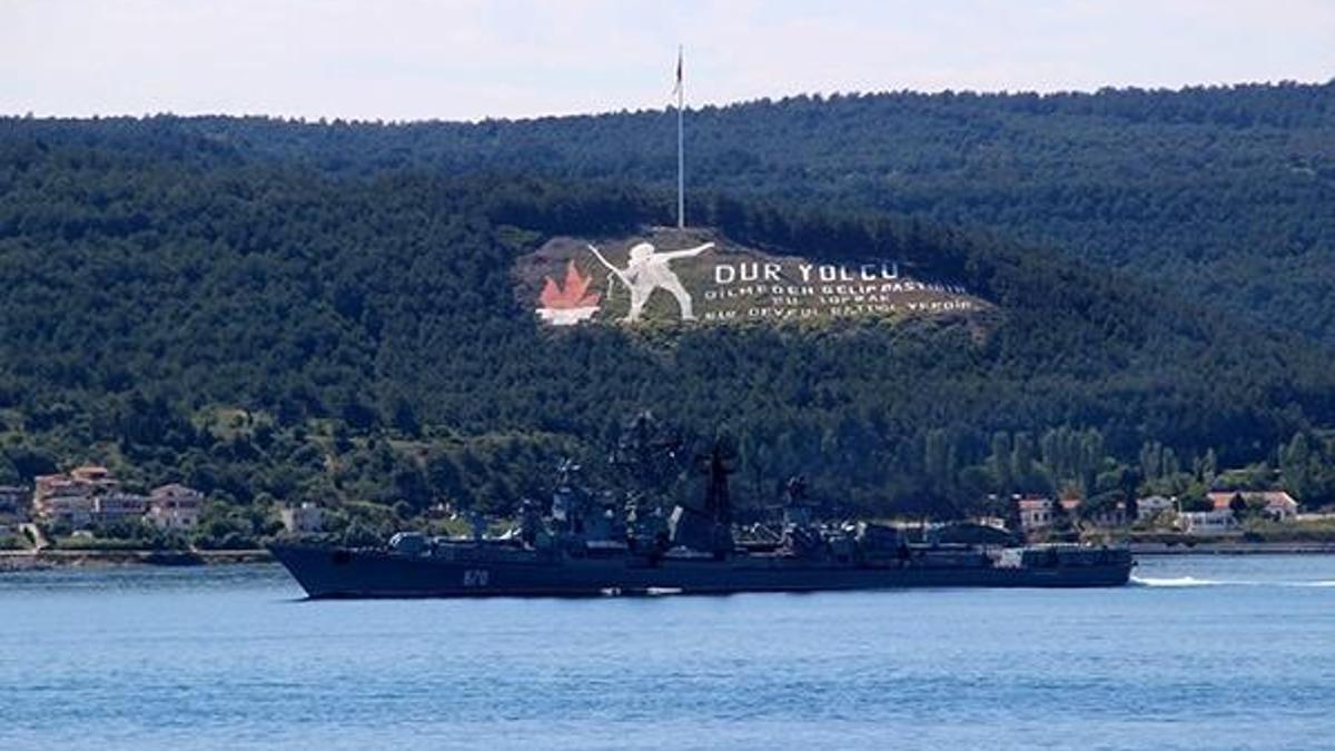 Rus donanmasına ait gemi Çanakkale Boğazı'ndan geçti