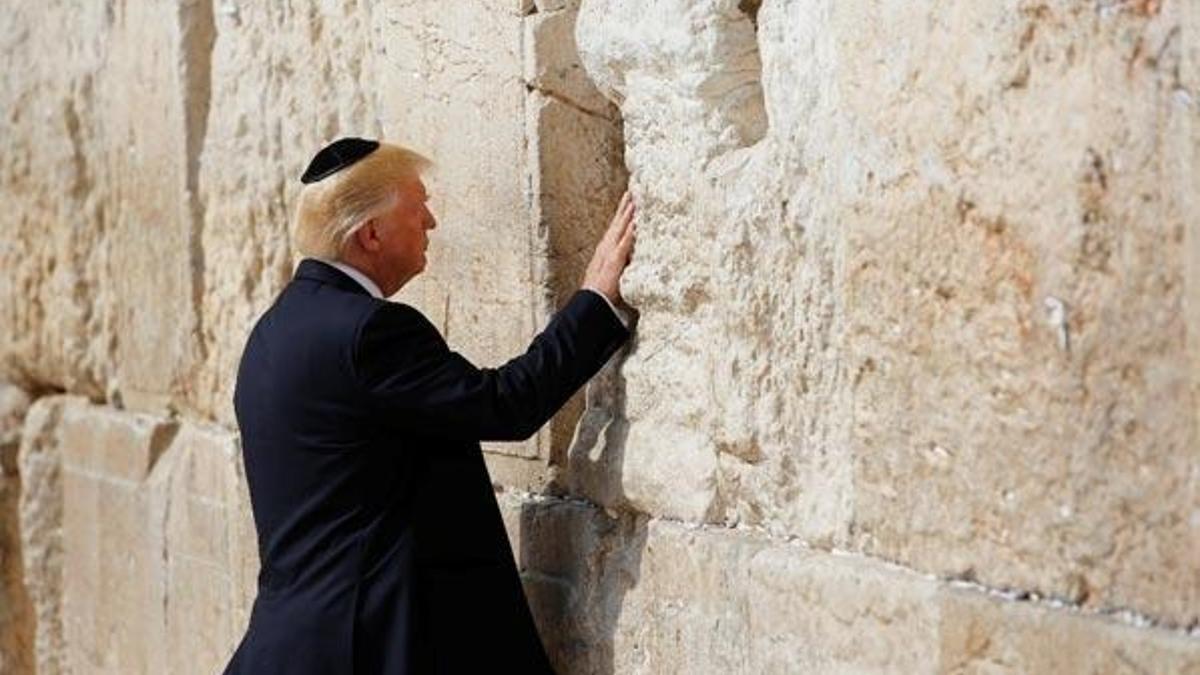 Trump, Ağlama Duvarı'nı ziyaret eden ilk ABD başkanı oldu!