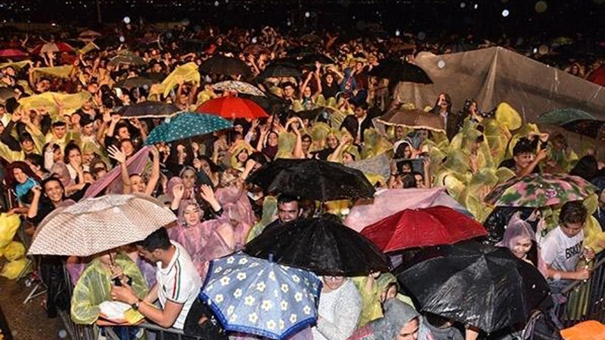 Mustafa Ceceli konserine yağmur engeli