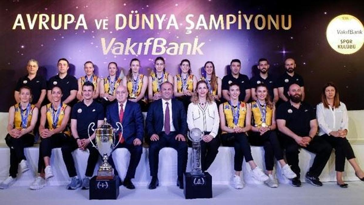 Dünya Şampiyonu VakıfBank basının karşısına çıktı