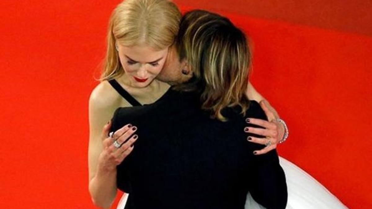 Kırmızı halıde Nicole Kidman'a öpücük yağmuru!