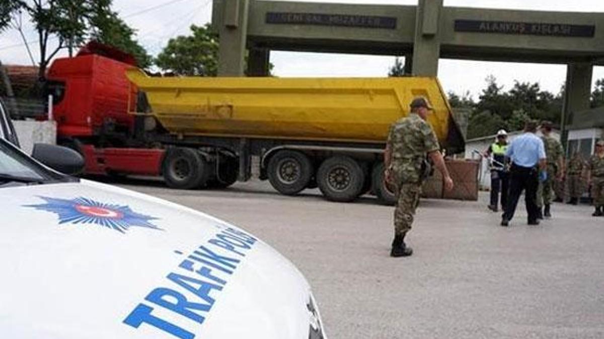Bonzai içip kamyonla askeri kışlaya girdi