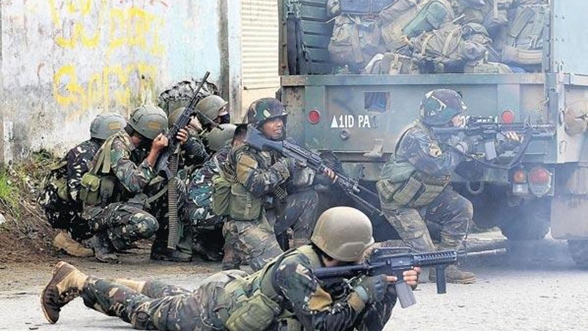 Filipinler’de ordu rehineleri kurtardı