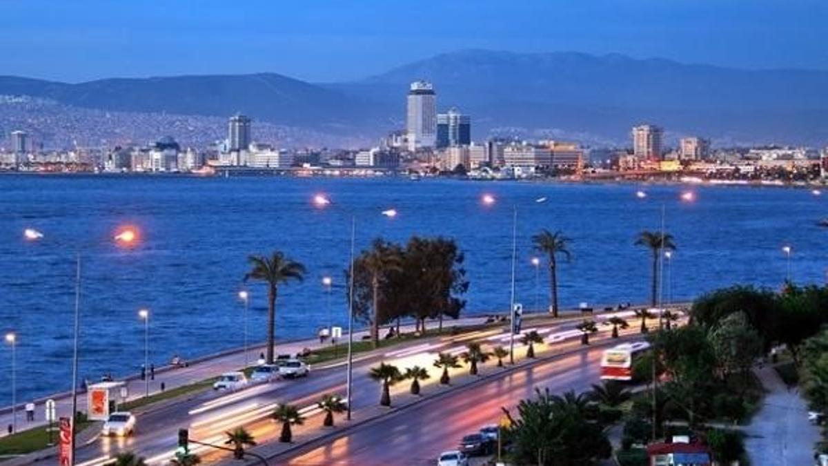 Fitch, İzmir'in kredi notunu artırdı