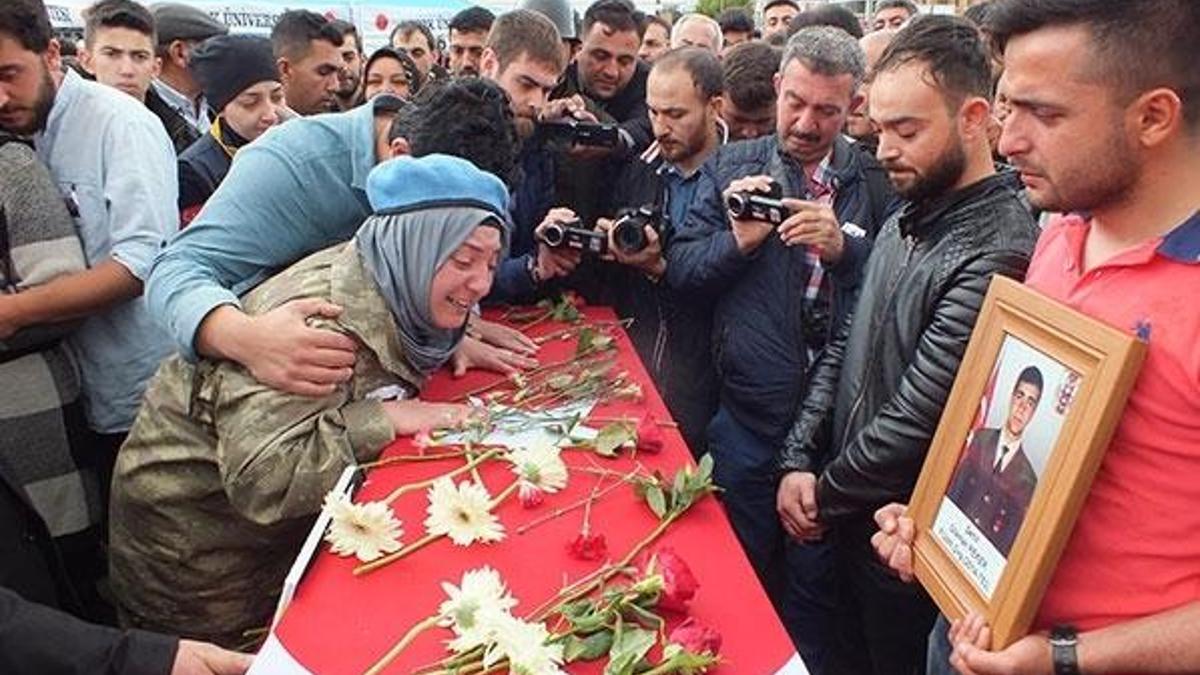 Şehidin asker kıyafetli eşi Sema: Ben sana hiç sarılamadım