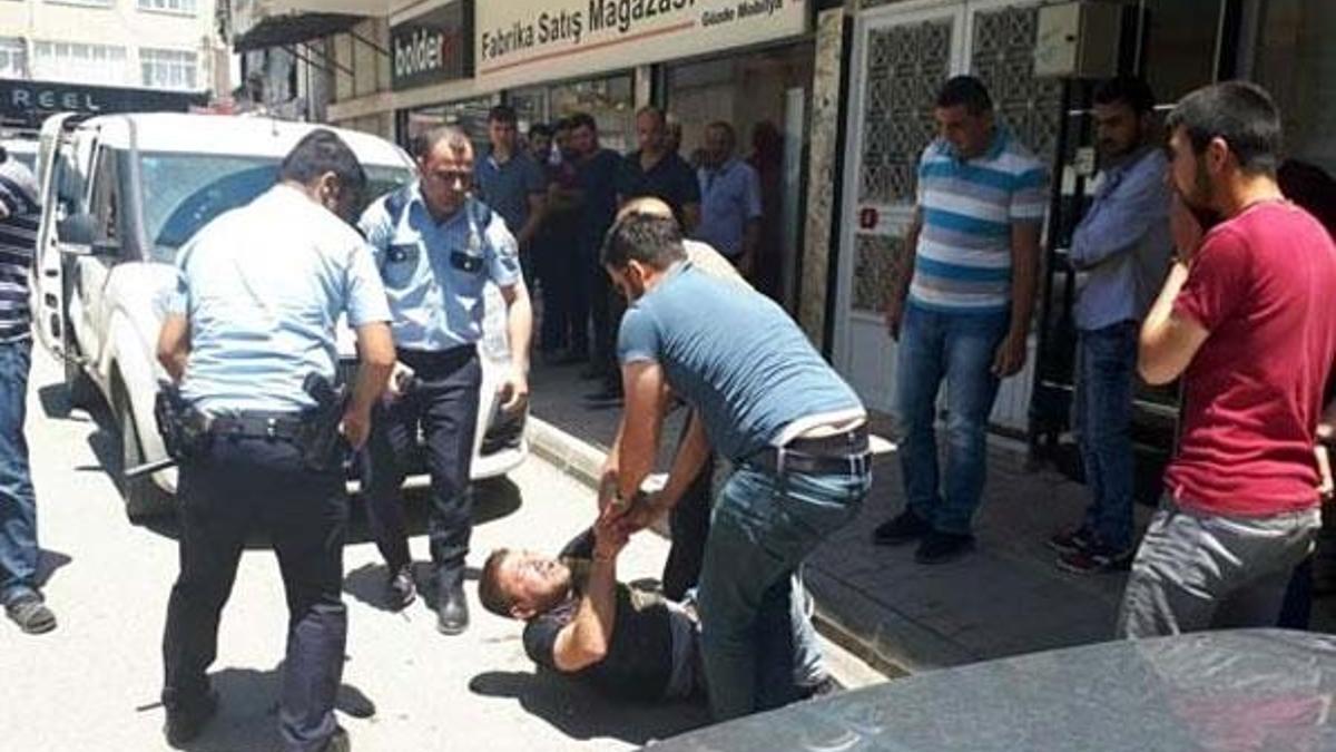 Polise bıçaklı saldırı: 2 yaralı