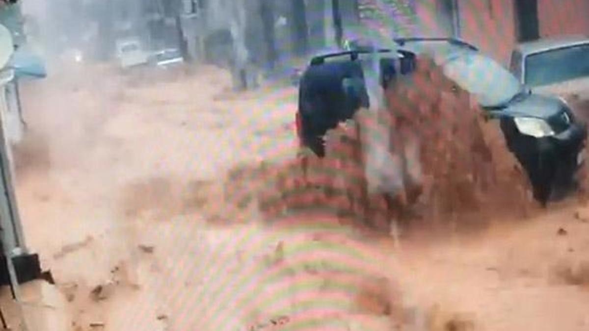 İzmir’de sel suları araçları sürükledi