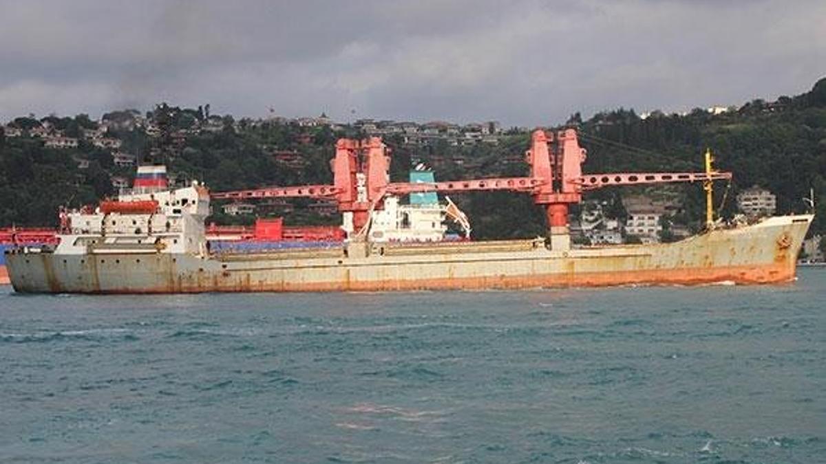 Rus askeri kargo gemisi İstanbul Boğazı’ndan geçti