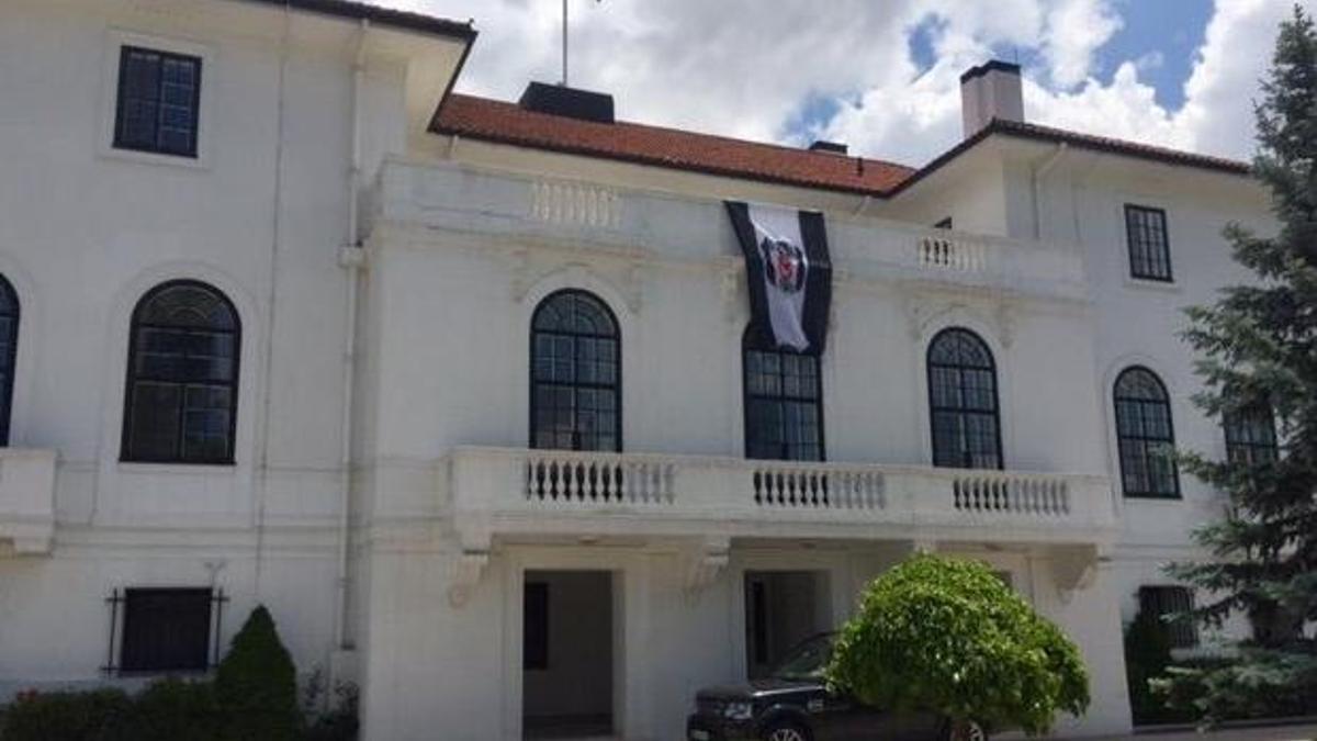 Şampiyonun bayrağı elçilik konutunda!