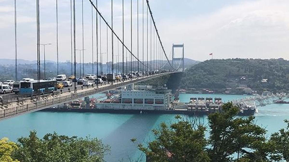 Dev gemi tam köprünün altından geçerken...