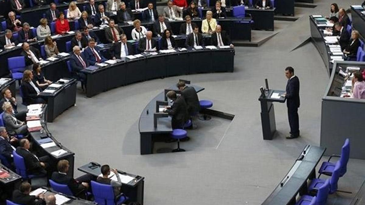 Ve engellendi! Alman meclisinde birbirlerine girdiler!