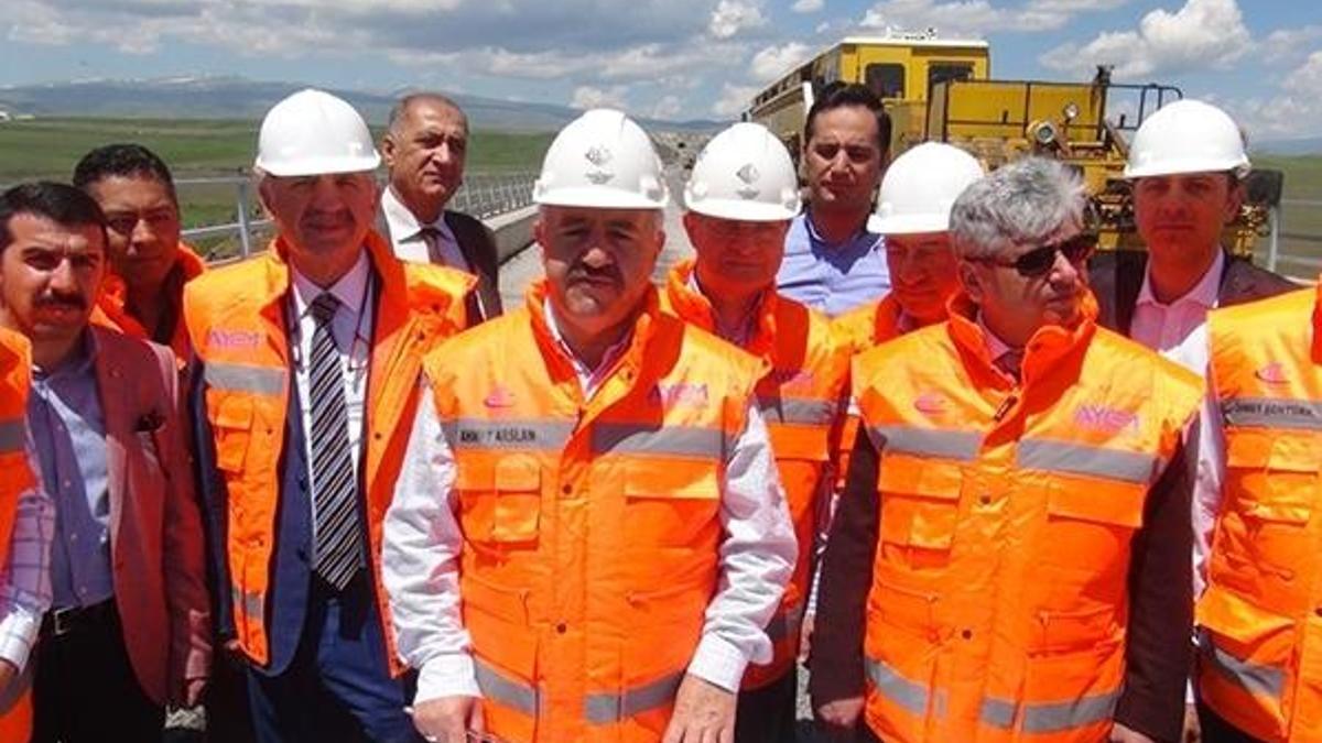 Bakan Arslan, BTK Demiryolu Hattı'nda incelemelerde bulundu