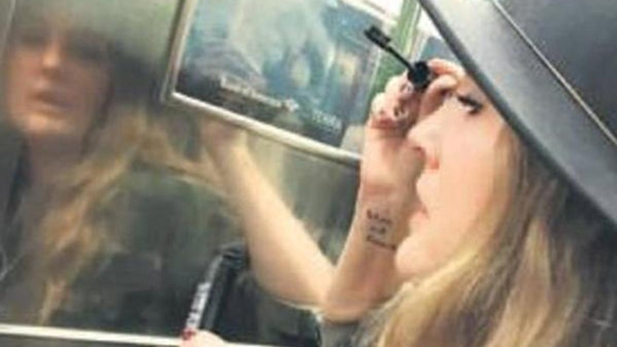 Drew Barrymore metroda makyaj yaptı!