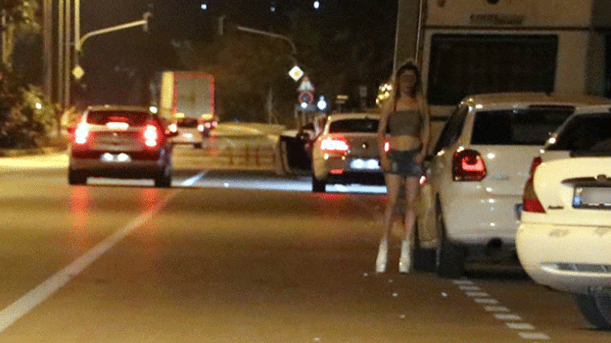 Antalya'nın en işlek caddelerinde fuhuş pazarlığı