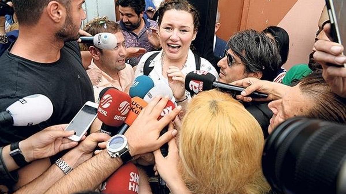 Sırtında gitarı elinde güverciniyle çıktı!