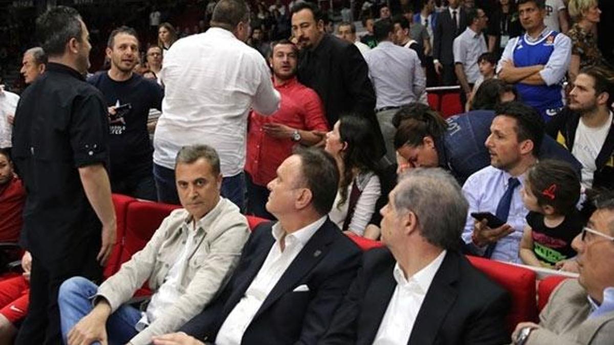 Abdi İpekçi'de Fikret Orman'a tepki gösterdiler!