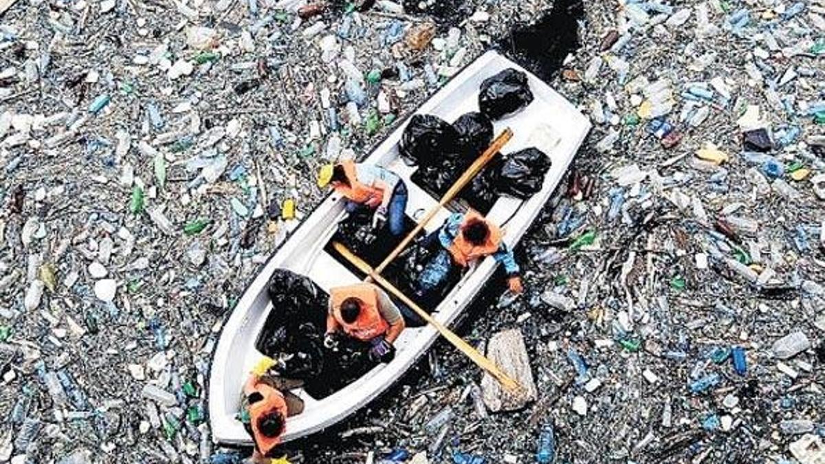 ‘Okyanuslarda 2050 yılında plastik çöpler balıklardan fazla olabilir’