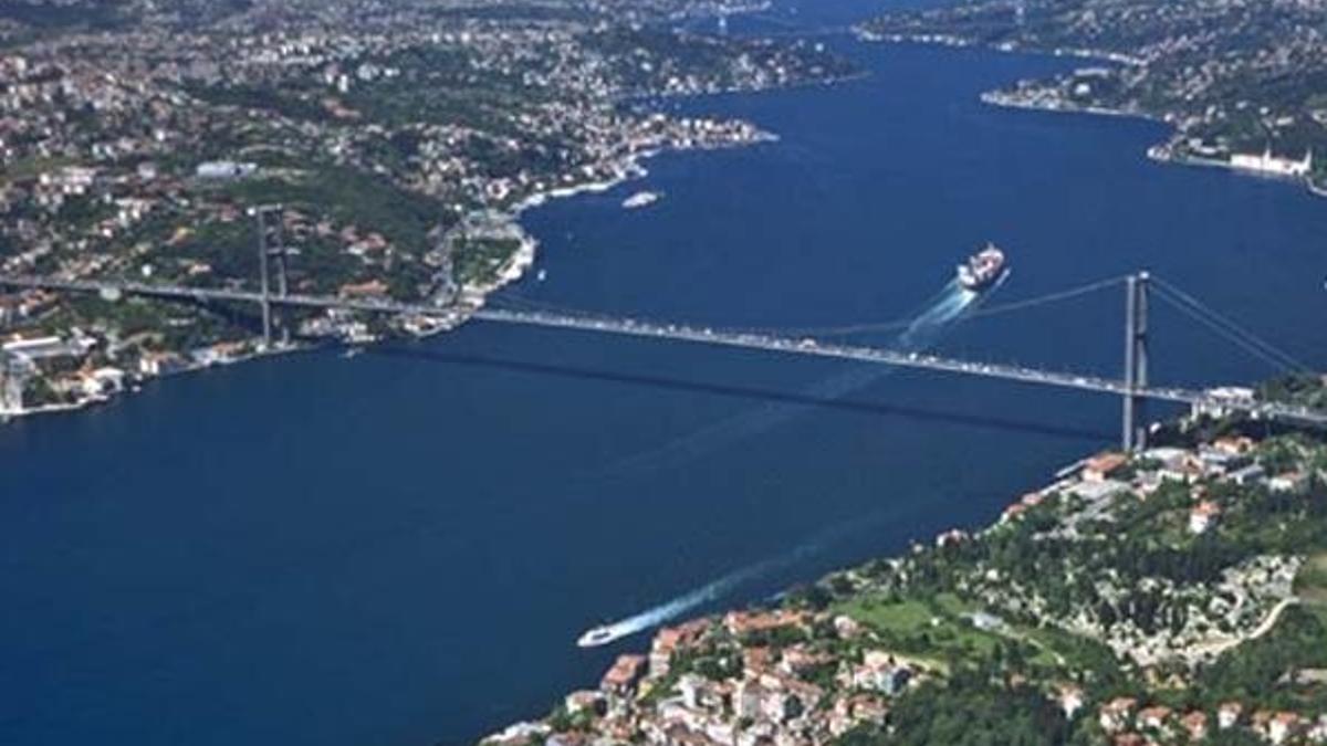 İstanbul Boğazı gemi geçişlerine açıldı