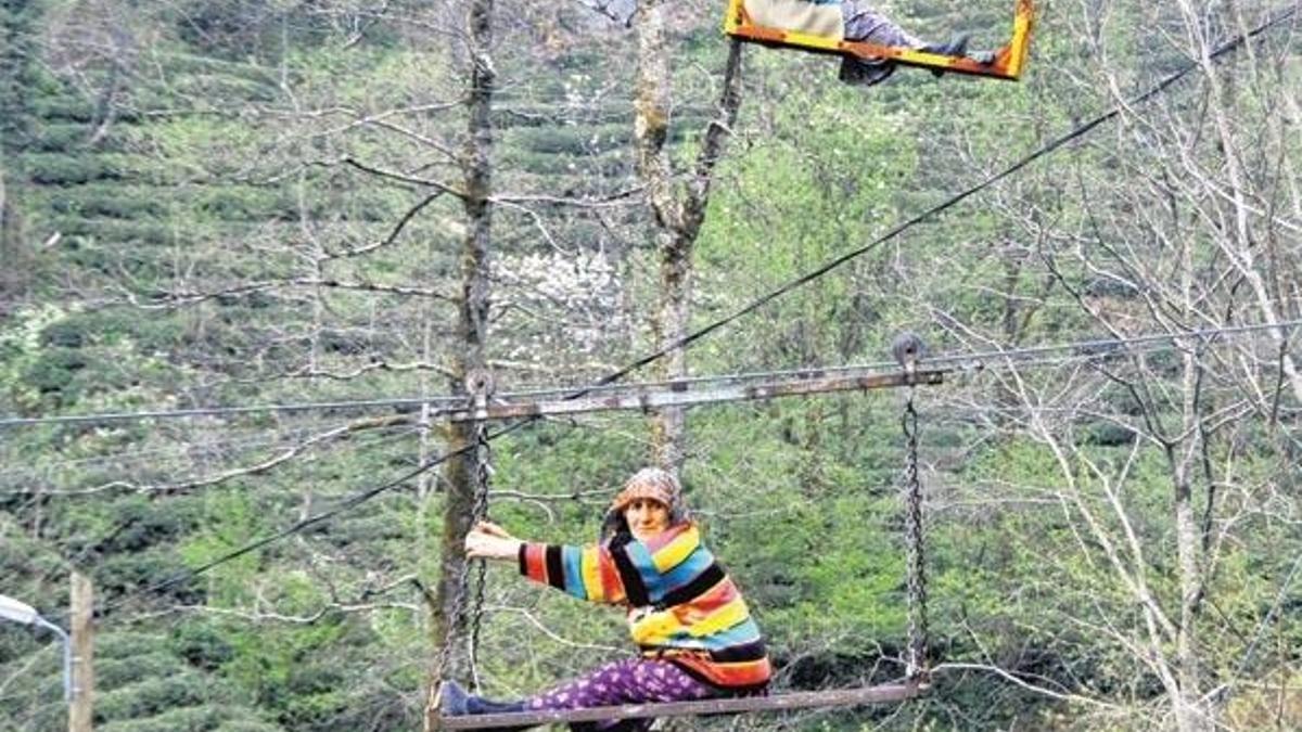 İlkel teleferikte elektrik çarptı!