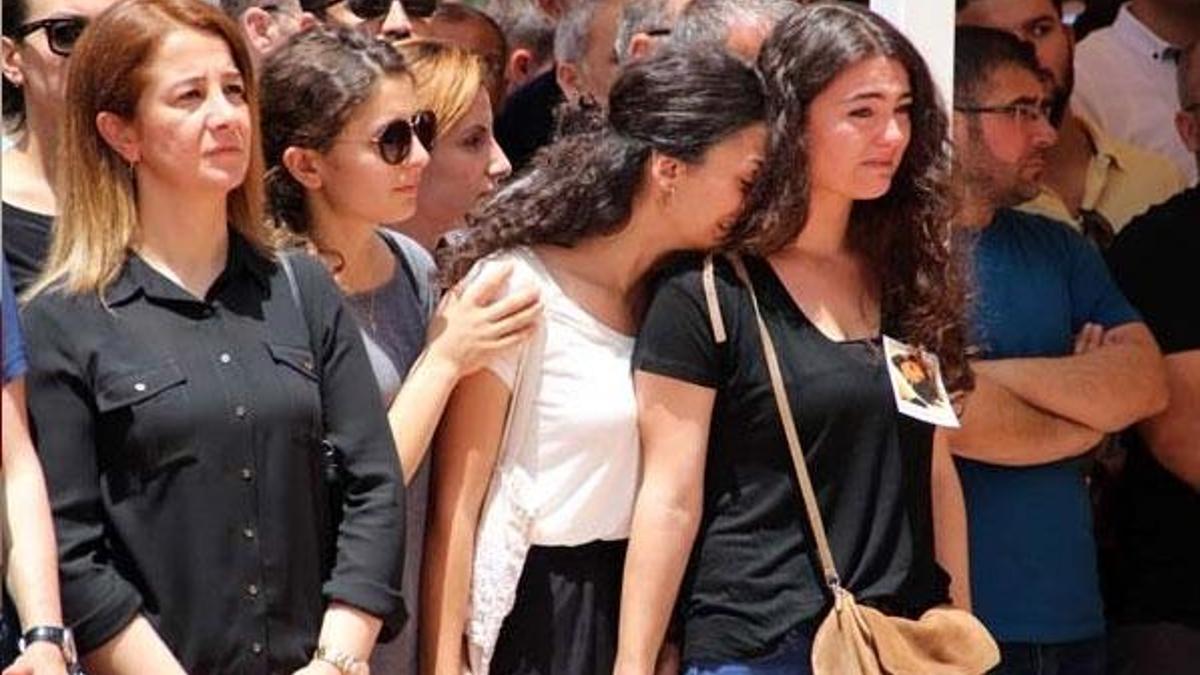 Aybüke öğretmen gözyaşlarıyla uğurlandı
