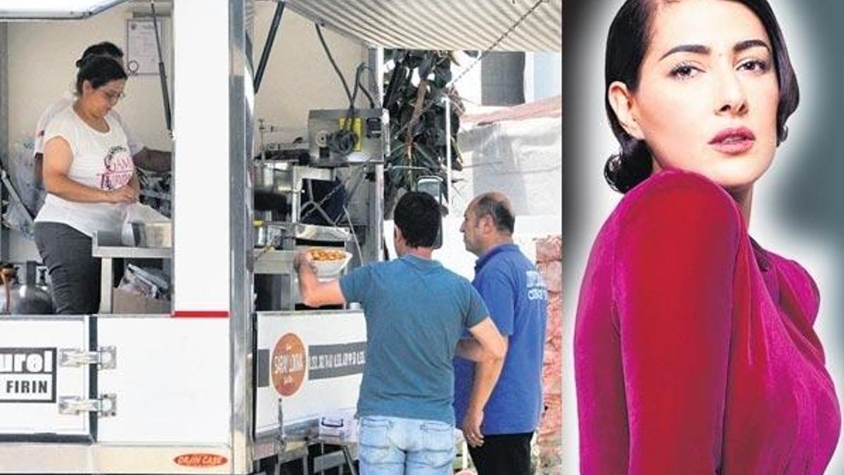 Babası için lokma dağıttı