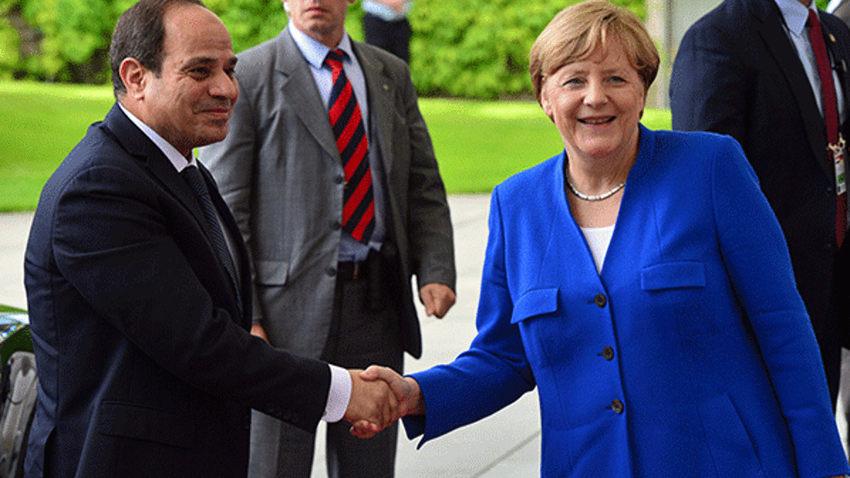 Sisi Merkel'in yanına gitti!