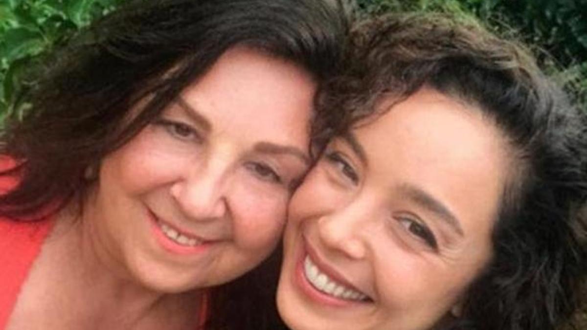 Azra Akın’dan anne selfiesi!
