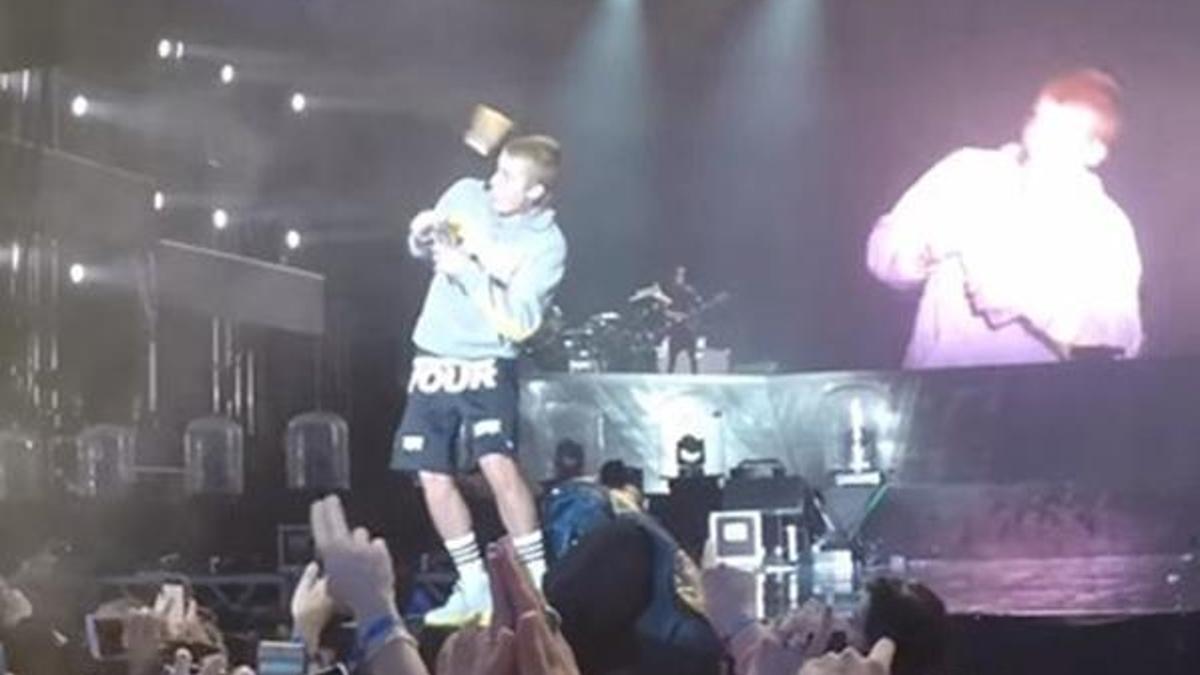 Justin Bieber’a ayakkabılı protesto!