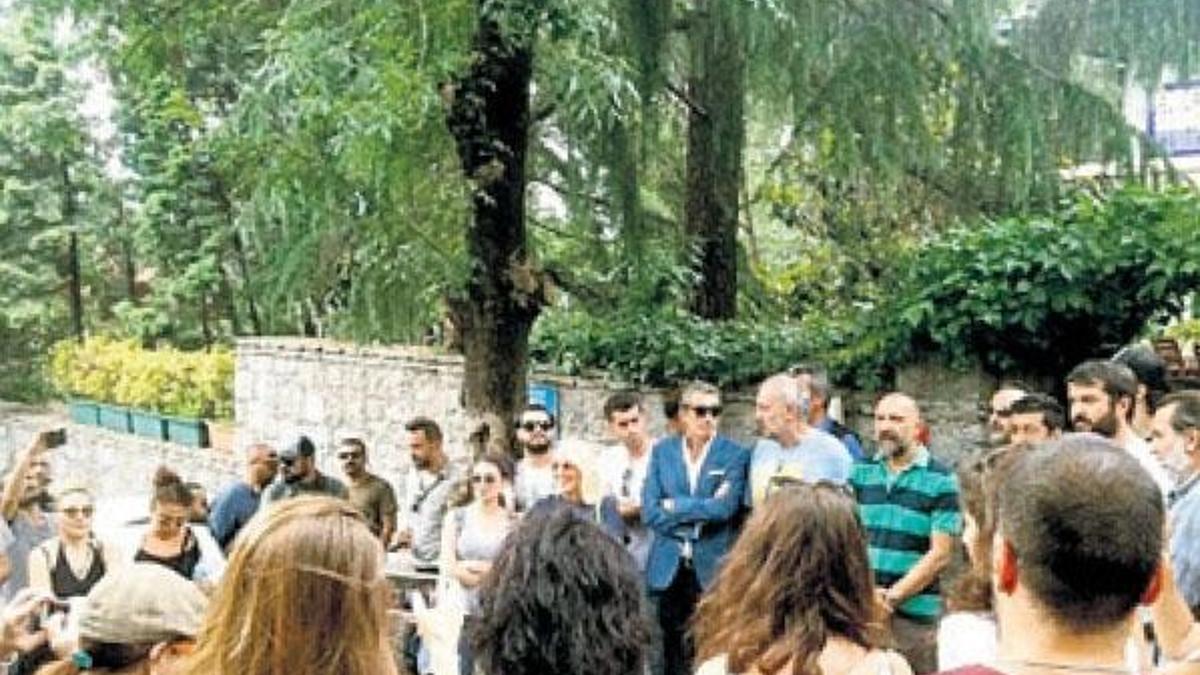 Kapıya dayandılar