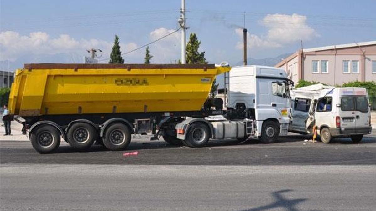 Minibüs ile kamyon çarpıştı: 15 yaralı