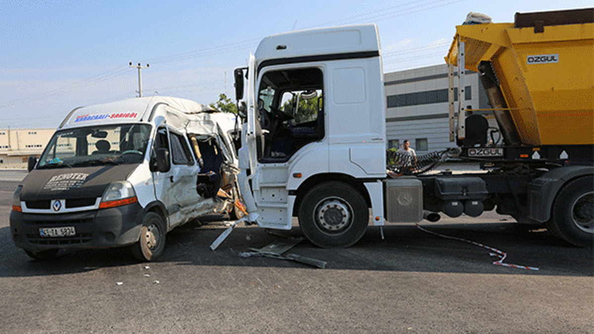 TIR, işçi servisi minibüsüne çarptı: 15 yaralı