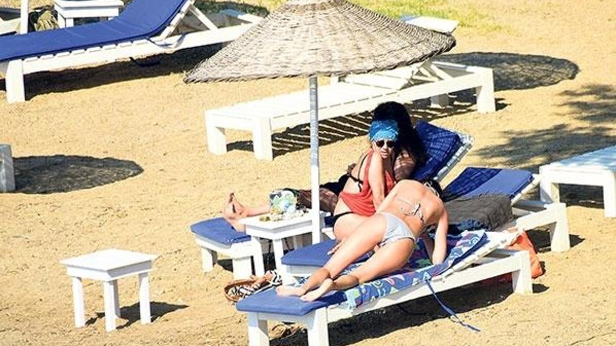 Halk plajında muhabirlere fırça!