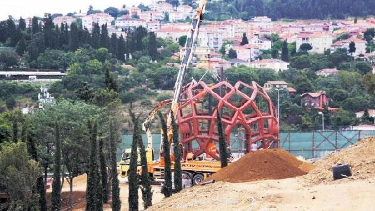 15 Temmuz anıtını inceledi